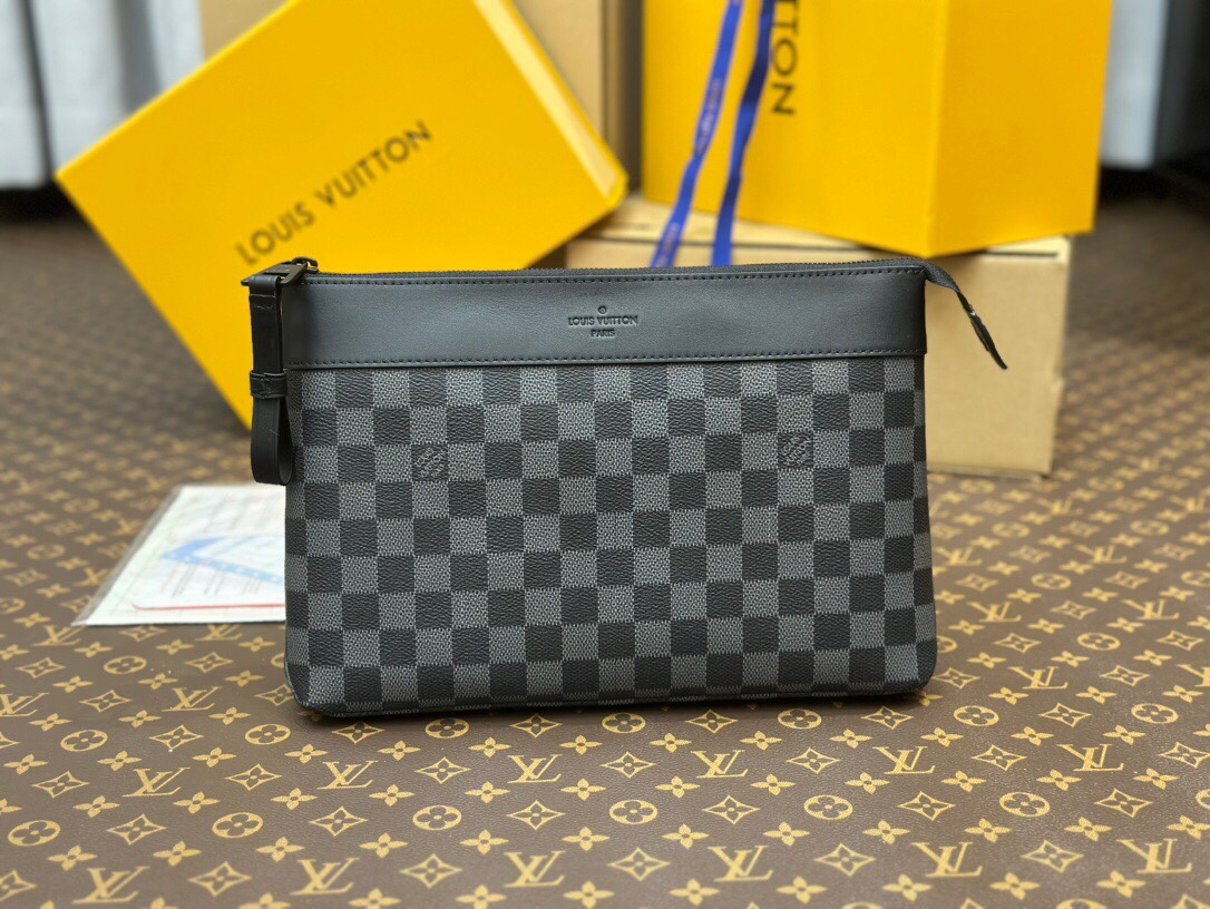 P320 top-grade original single all-steel hardware ??M82543 black grid
POCHETTE VOYAGE SOUPLE clutch The Pochette Voyage Souple clutch is made of soft Monogram Eclipse-coated canvas, with rounded strokes outlining the classic lines of the Pochette Voyage c