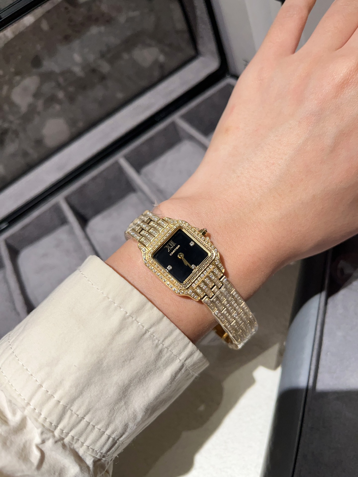 ?? Aperture 240 diamond ring 260. Double row drill 320 Full drill 470
Panthere de Cartier 2024 Blackstone
Middle size: Width 27mm length 37mm

Panthere de Cartier # Cartier Panthere de Cartier women's mid-sized watch, imported quartz movement. 316L stainl