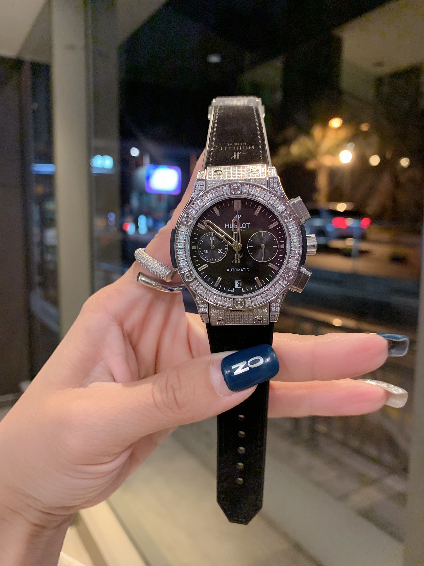 ????130. Full diamond white case HUBLOT Hublot 38mm Chronograph women watch, it is going to break all the rules! The moment when Hublot dares to express love! Hublot has prepared a declaration of love gift for you! Give your loved one a lot of love and su