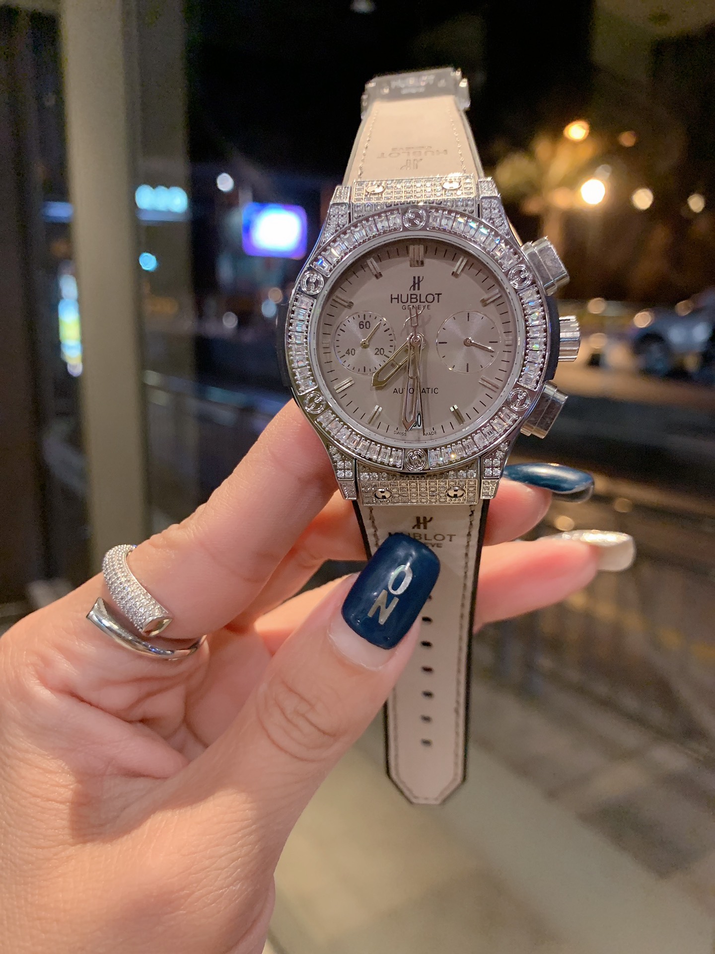 ????130. Full diamond white case HUBLOT Hublot 38mm Chronograph women watch, it is going to break all the rules! The moment when Hublot dares to express love! Hublot has prepared a declaration of love gift for you! Give your loved one a lot of love and su