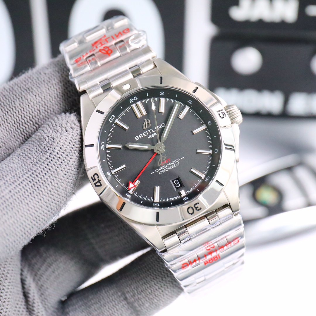 BREITLING, mechanical Chronograph series A32398101M1A1! (Chronomat Automatic GMT 40) Big comeback!
1 ? This dual time zone watch has a sleek and sharp dial that reads the time clearly. The six dial color options - black, blue, green, white, soot, blue and