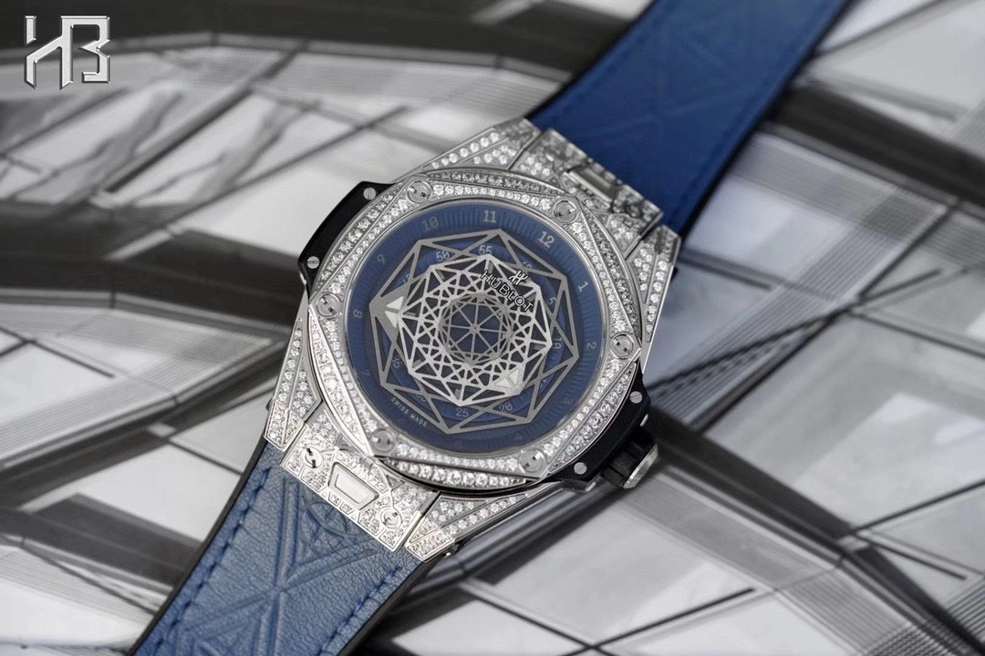 SJ release 2200
HB new "deluxe" watch hand constant treasure Big Bang series 465. SS. 1117. The VR. 1704. MXM18 ?? tattoo full diamond wrist watch, launched at last!
[Technical Breakthrough] : "Deluxe" full diamond tattoo, the entire case is set with Swar