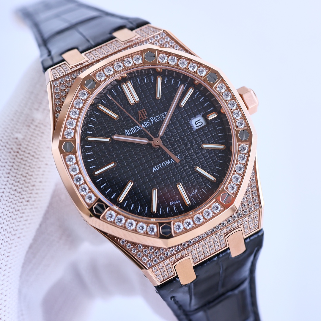 l Player's top replica Audemars Piguet AP Royal Oak Series 15510OR.OO.D002CR.02: Watch. YT1 self-winding watch with (crocodile leather) strap, the best representation of a man's status and wealth!
1? Case: Studded with Swarovski rhinestones, dazzling and 