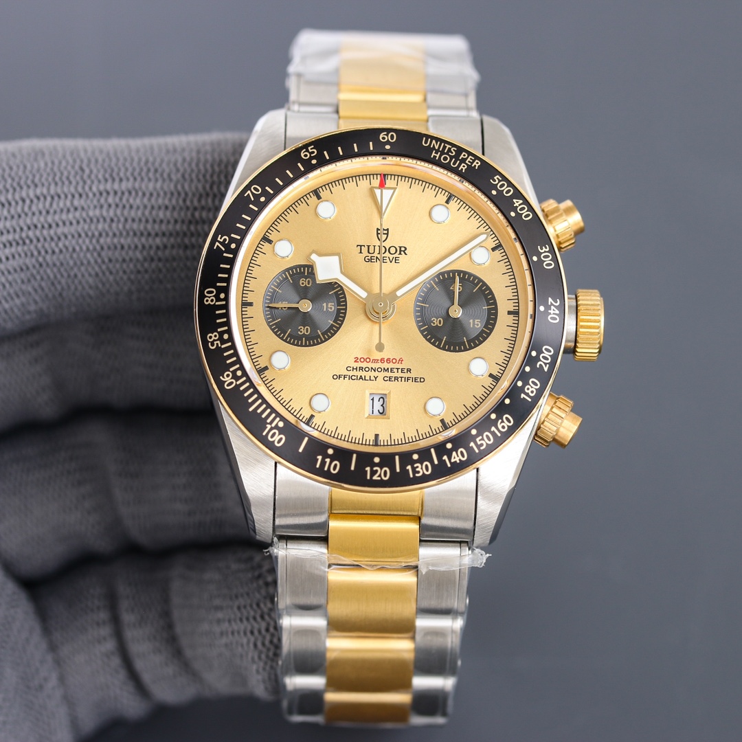 From TW white case 1450 gold black case 1500
V2's latest upgraded version of the TUDOR Black Bay Chrono steel watch! ???MR2 Tudor ?? finely carved dial perfect symmetry, clear lines, enhanced texture and beauty! Made of matte and polished 316L steel! 41MM