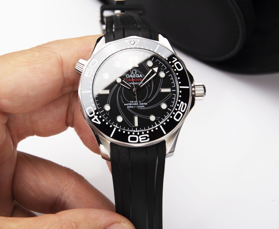 White shell 630. Gold ?20. Steel band ?20.
?? Strongly recommend the latest S factory Seamaster 007 First Anniversary series 300 meters diving watch exclusive quality across the web.
[Movement] Equipped with ?? 's new Japanese original imported Citizen au