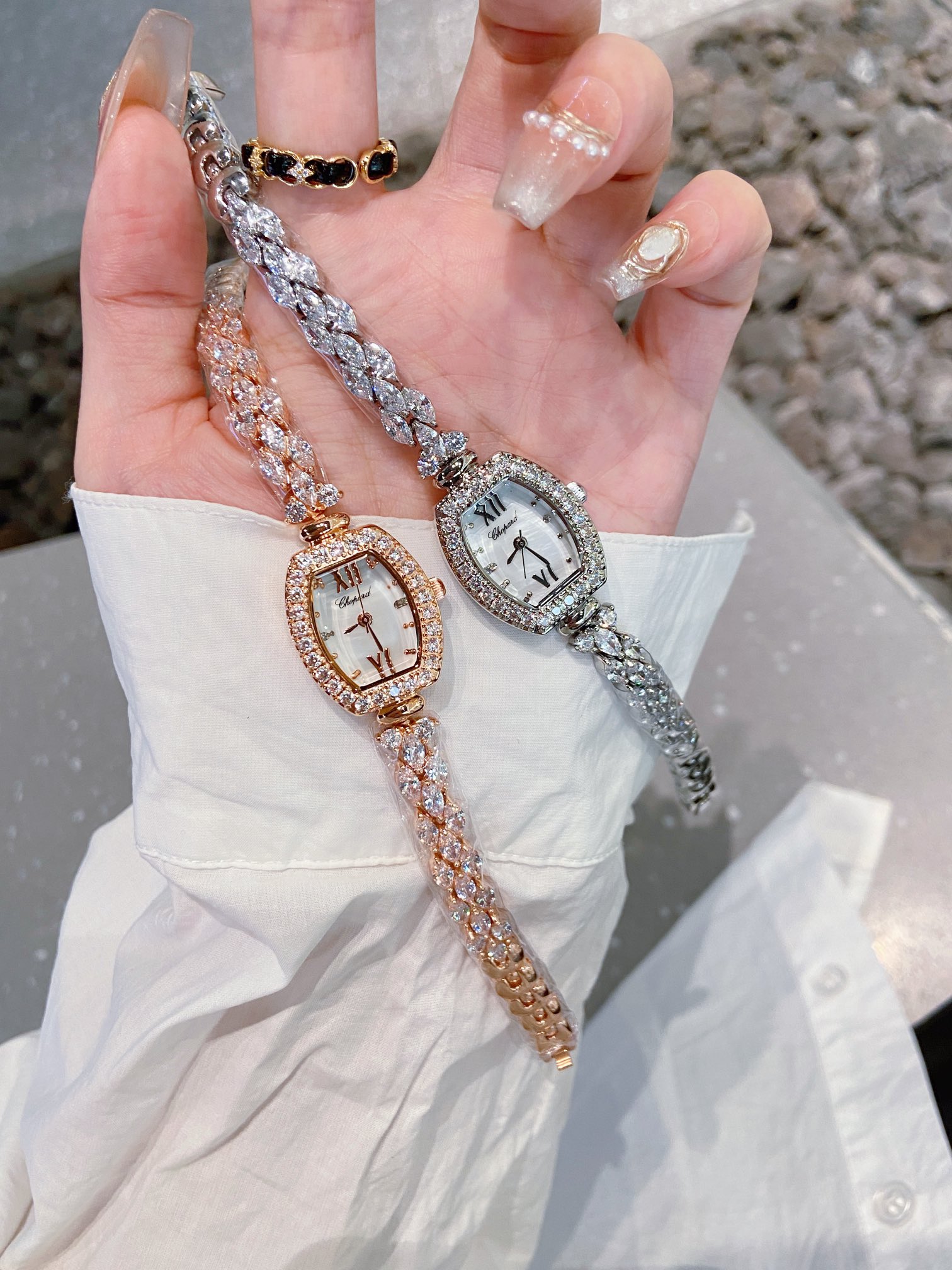 ??140 Chopard bestseller Fall/Winter New Collection Chopard Noble Girl Watch: exquisite luxury; The whole watch is set; Stainless steel case: mother-of-pearl; Set with flowing clear rhinestones! Case diameter 22??29mm real shots focus on each watch as if 