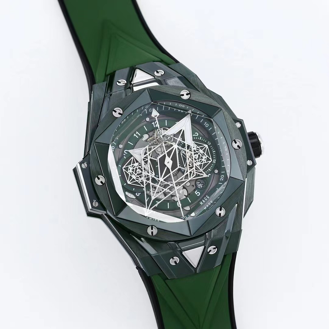 Black and White :2600. Green :2700.
HUBLOT Big Bang Sang Bleu II tattooed second generation watch. With the use of solid geometry and ingenious conception, it presents exquisite embossed effects and a perfect three-dimensional visual experience.

The cera