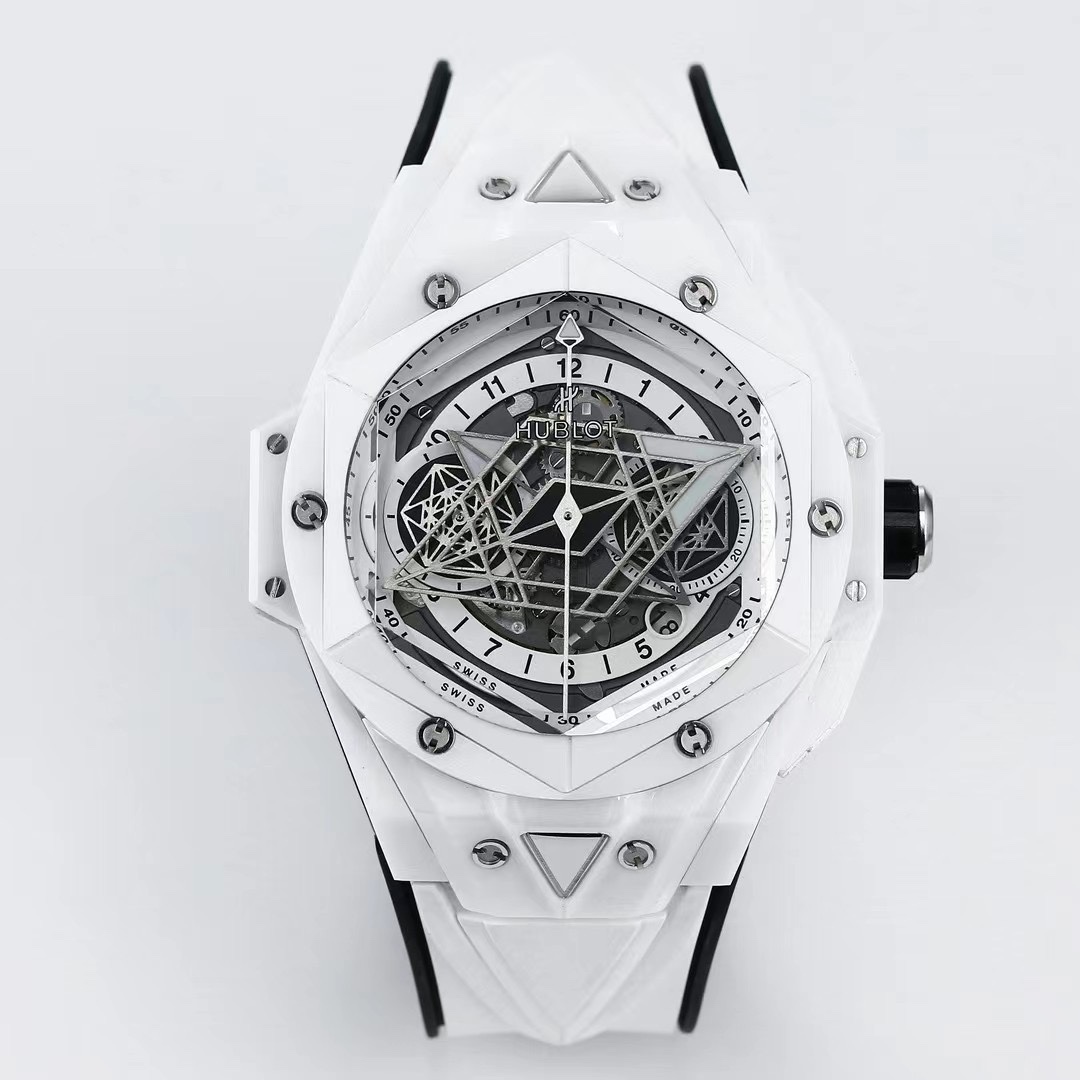 Black and White :2600. Green :2700.
HUBLOT Big Bang Sang Bleu II tattooed second generation watch. With the use of solid geometry and ingenious conception, it presents exquisite embossed effects and a perfect three-dimensional visual experience.

The cera