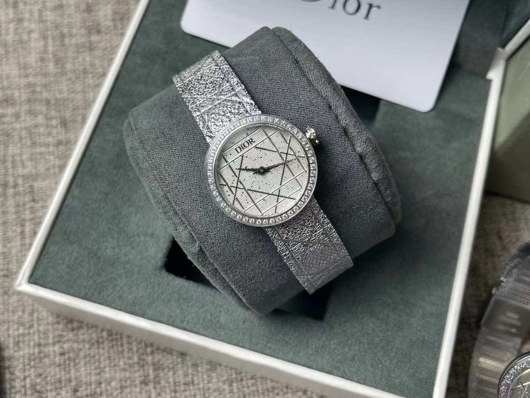240 Jin Bai ?? with DIOR LA D MY DIOR CD04111X1248 / CD04115X1251 series wrist watch. The elegant arc design, paired with two neat hands, makes it one of Dior's signature pieces with its minimalist style. With the classic tartan pattern, it tells the bran