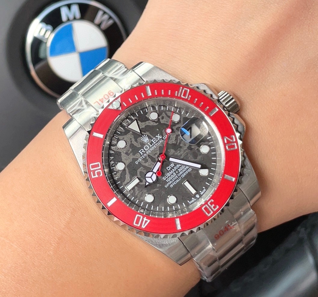 ??BOBO New release ?? ROLEX Rolex
DIW Submariner PARAKEET
New custom Submariner, perfectly presented!
1: With a specially customized carbon fiber bezel and gradient green dial, DIW gives the Submariner a different style, presenting a new visual and tactil