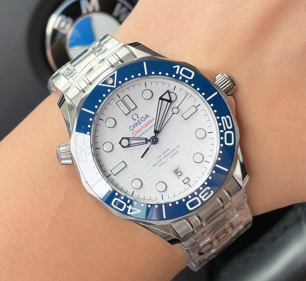 ??OBL 's latest masterpiece omega Omega ?? Seamaster 3 ?0 ?0 ? Original 1 ? at 1 ? reissue
Size 42 mm Thick 12 mm
Movement with exclusive original imported custom 0 ? Refurbishing 8 ?8 ?0 ?0 ? Omega Master Chronometer movement Double T shock absorber
"Cas