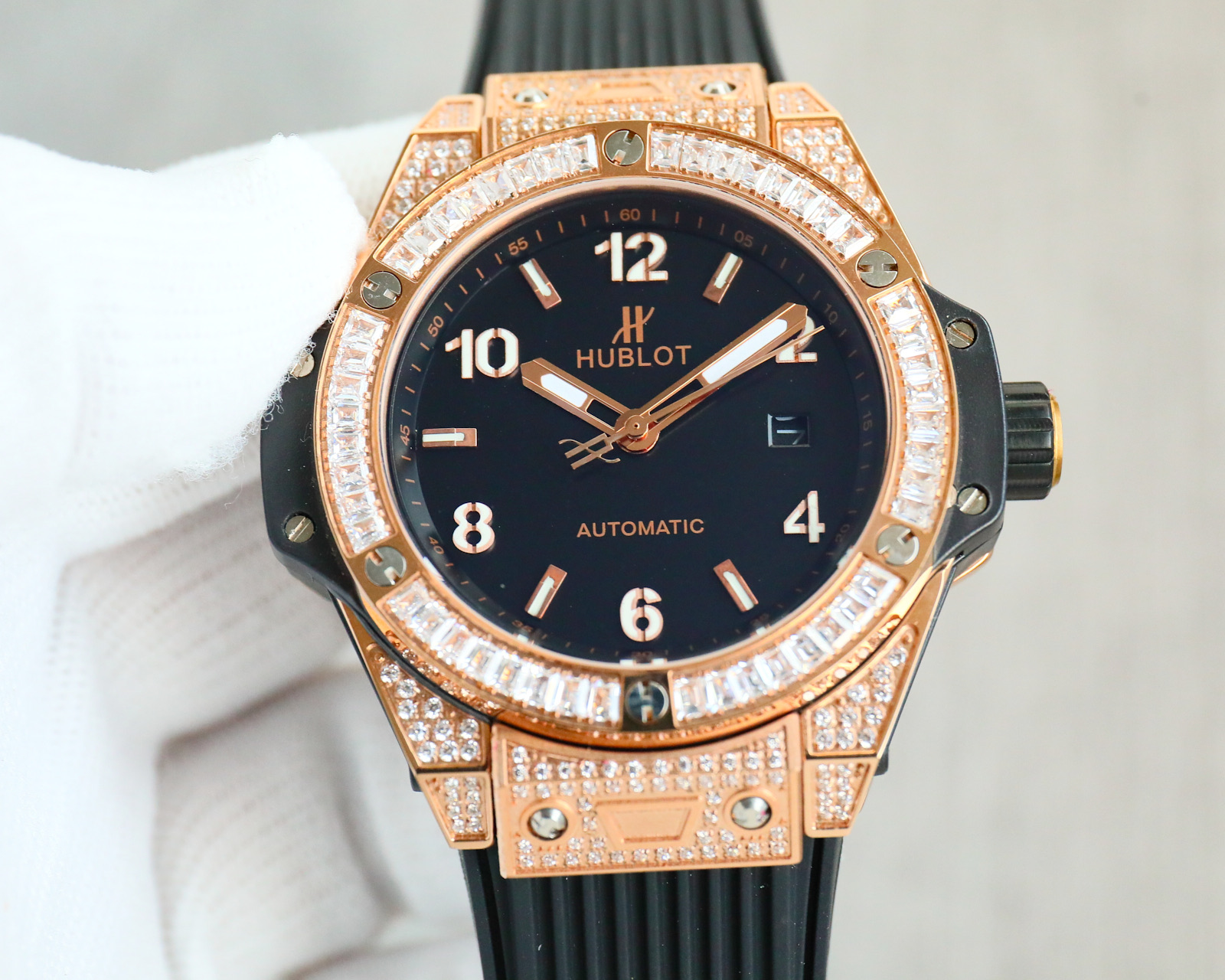 Glossy 700, white diamond 750, fancy diamond 800
HUBLOT Hublot Henbao ???JR4 Big Bang steel rainbow diamonds ?? watch, skilled at breaking boundaries, blending different materials in harmony, the watch blends the essence of timepieces and jewelry, lightin