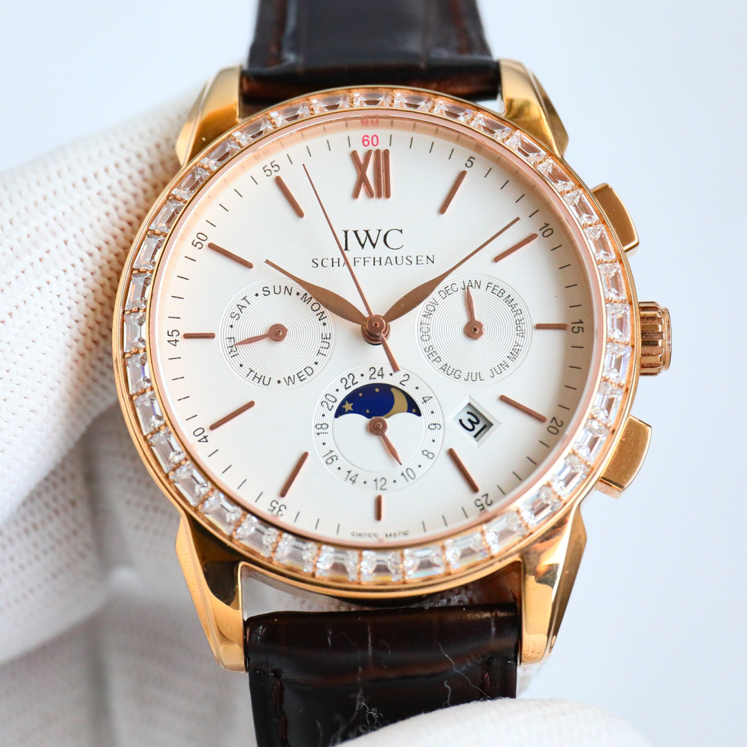 TW produced white case 1500 gold case 1550
TW Factory TOP edition IWC Portofino ???BJ3 multi-functional high-end automatic watch! 9100 multifunctional imported mechanical movement! CNC finishing process for the entire case, exactly the same as the origina