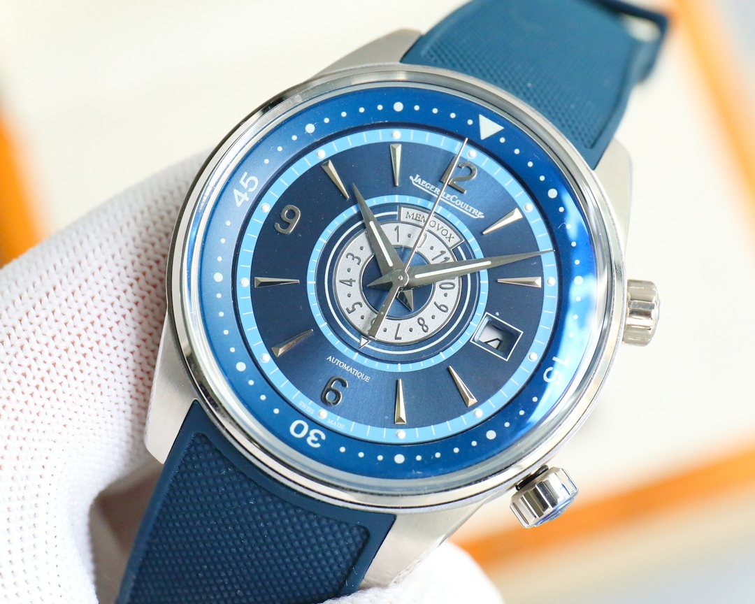 Jaeger-LeCoultre/410257J/42mm/ Alarm watch
The Jaeger-lecoultre Master 410257J calendar watch, JL., features a Japanese 9015 movement with a three-year zero repair guarantee
A highly modern double crown design, paired with sleek lines that are elegant yet