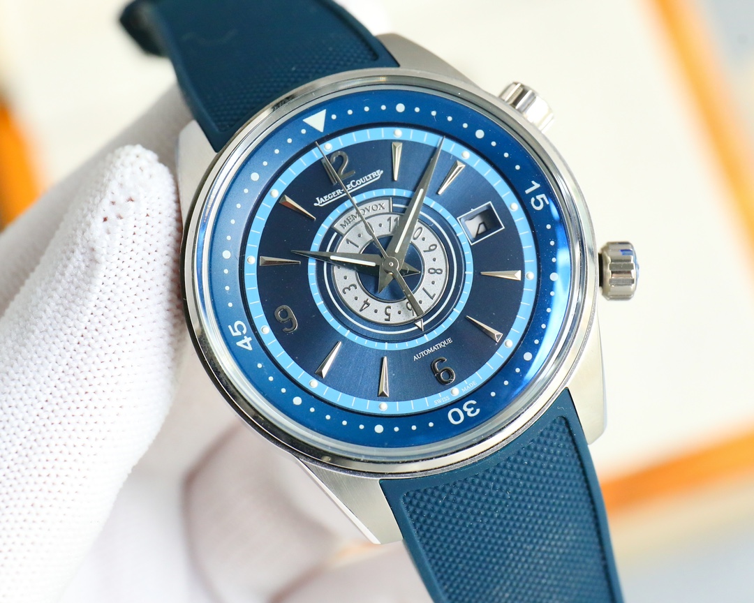 1450 Jaeger-LeCoultre/410257J/42mm/ Alarm watch
The Jaeger-lecoultre Master 410257J calendar watch, JL., features a Japanese 9015 movement with a three-year zero repair guarantee
A highly modern double crown design, paired with sleek lines that are elegan