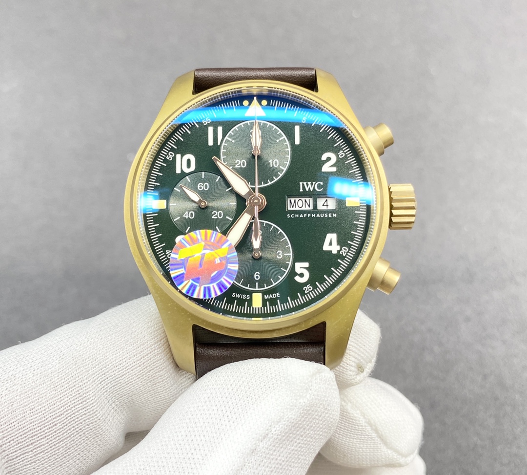 IWC Spitfire Pilot Chronograph Bronze watch, correcting all the shortcomings of the market version! [Case] The watch measures 41mm x 15.3mm. The ZF is made of distinctive bronze and, like the original, has added a special metal that will oxidize over time