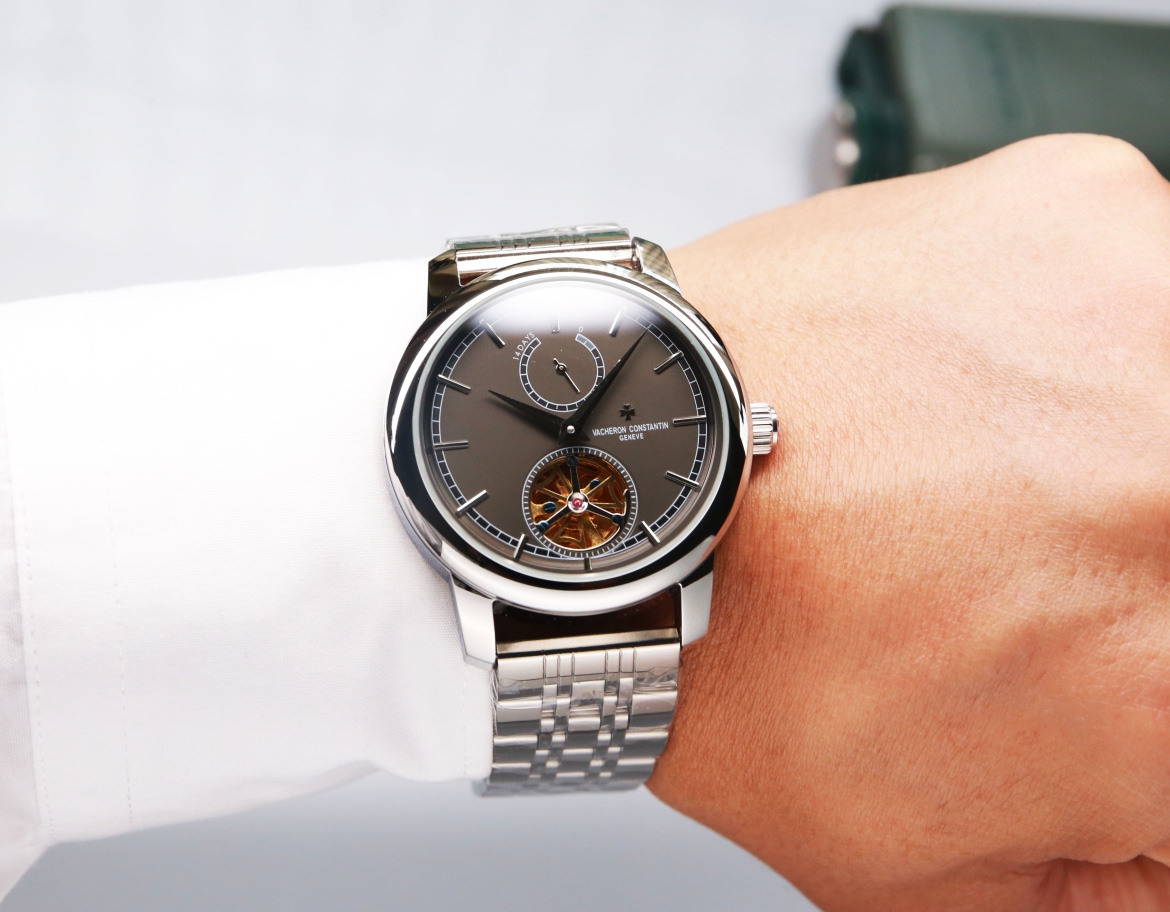 White steel: 660. Gold ?20
?? Vacheron Constantin 's new Traditionnelle tourbillon watch, the classic design is rekindled, presenting a harmonious blend of watchmaking tradition and modern aesthetics. The simple yet stylish dial design, paired with the ba