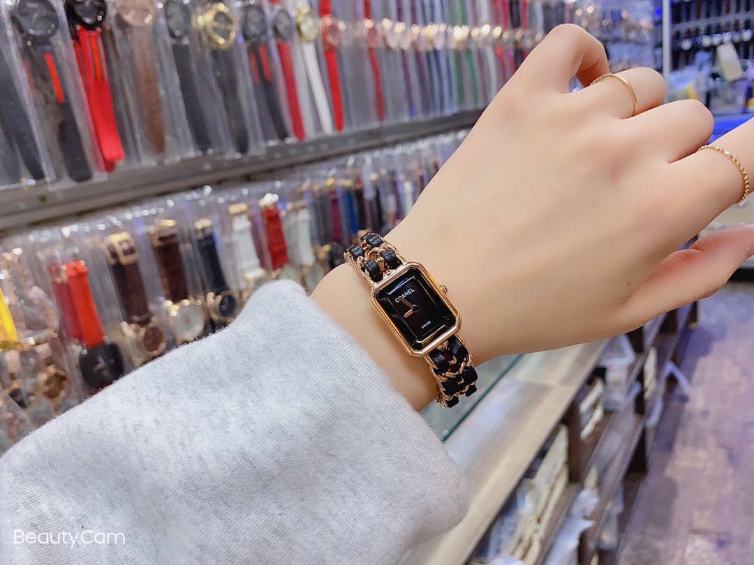 ??180 CHANEL ? ? Small leather strap ?? woven strap... ?? Internet-famous style ?? EXQUISITE and elegant... It LOOKS SO GOOD ??... Horseshoe buttons. Six color counter synchronized styles