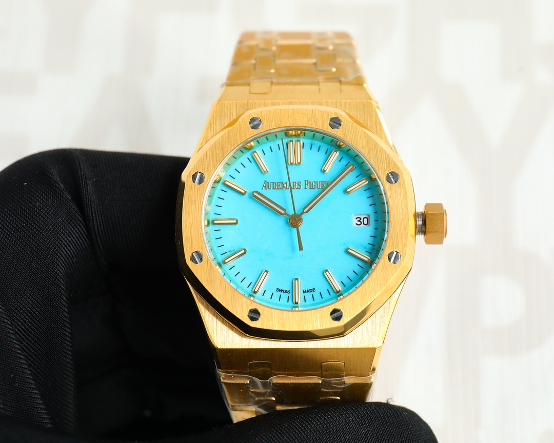 Gold 1500/ Square diamond 1550
AP Audemars Piguet Royal Oak for women
Model 15550ST - 15451ST makes a stunning debut: Removing the excess part of the movement deck to make it more hollowed-out -- reaching the peak of steel watches -- powerfully defending 