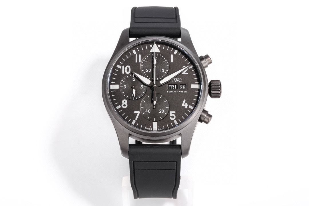 1900. TW New Product
IWC??AMG engineers join forces to be very cool
IWC Pilot new IW388108
1. The watch is treated with a sandblasted matte finish to achieve a titanium effect. The workmanship is mature, the lines are clear and three-dimensional, and the 