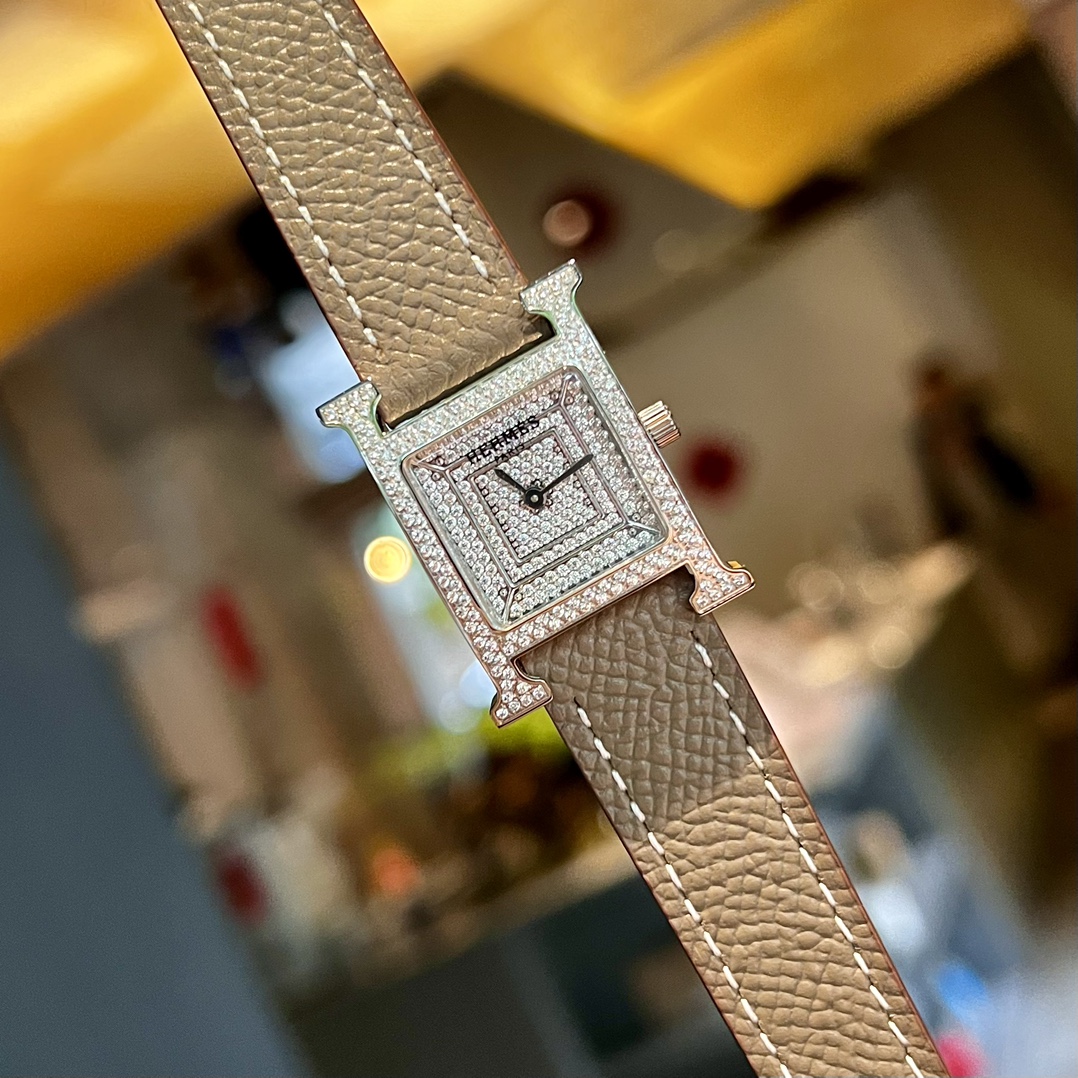 [?? White Shell 450/ Gold shell 480]
Hermes' HEURE H 'series, starry sky, the most classic H case, hand-polished, really has no resistance to this square dial watch. 316 stainless steel case, finely polished "H" shape lines, smooth and elegant design sens