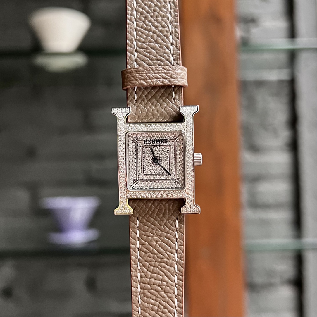 [?? White Shell 450/ Gold shell 480]
Hermes' HEURE H 'series, starry sky, the most classic H case, hand-polished, really has no resistance to this square dial watch. 316 stainless steel case, finely polished "H" shape lines, smooth and elegant design sens