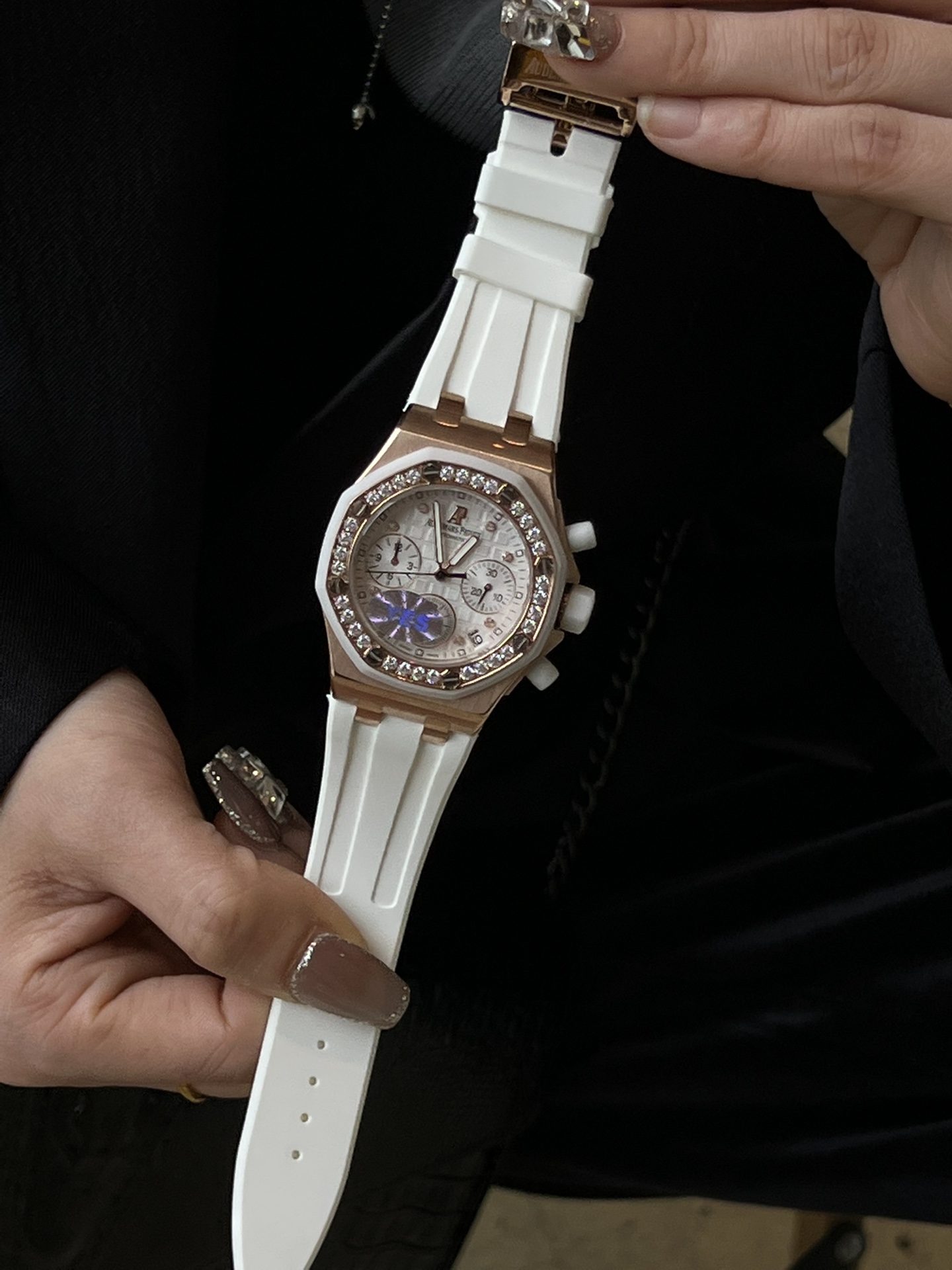?? White case 550 Rose gold 600 (truly premium rare)
Audemars Piguet 26048SK Royal Oak Offshore 37mm quartz women 's watch, Swiss imported quartz movement This Audemars Piguet is a women' s watch, with a touch of grace added to make the women 's watch mor