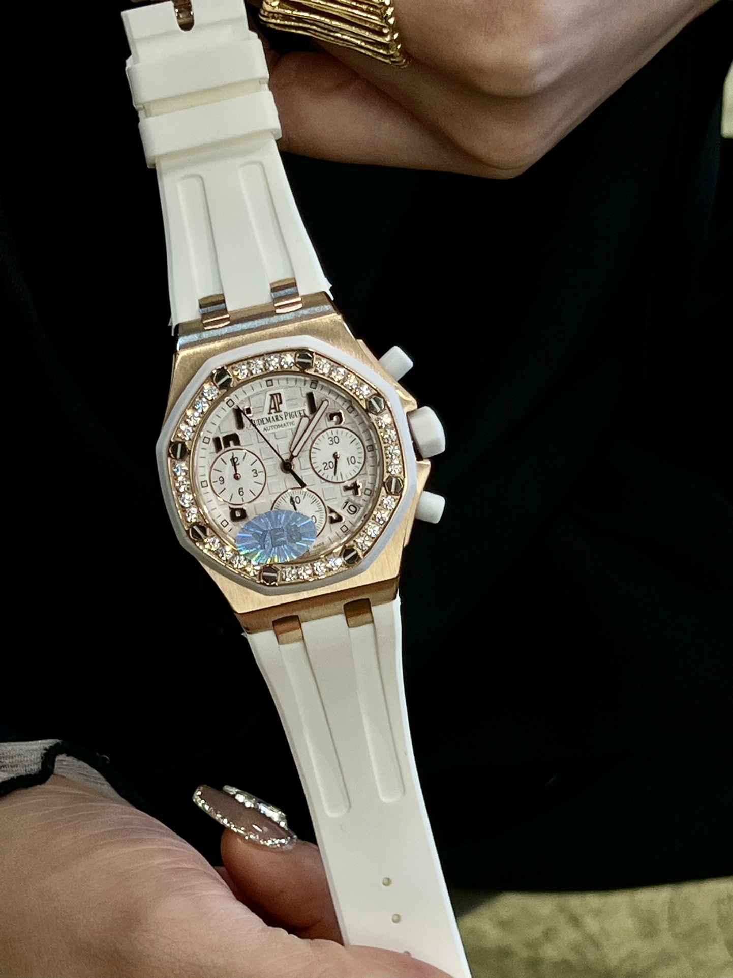 ?? White case 550 Rose gold 600 (truly premium rare)
Audemars Piguet 26048SK Royal Oak Offshore 37mm quartz women 's watch, Swiss imported quartz movement This Audemars Piguet is a women' s watch, with a touch of grace added to make the women 's watch mor
