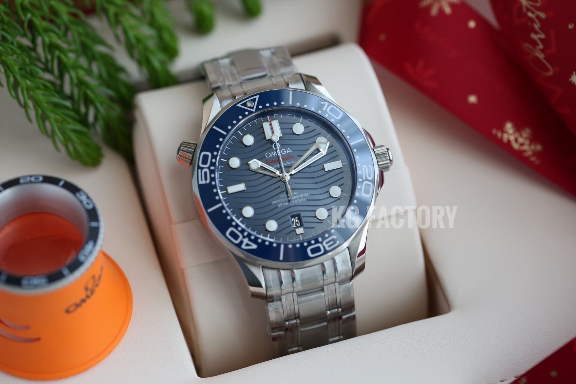 Big recommendation for 2024!
Produced by KG Factory. Double quality for you!
Omega Seamaster 300 series, hot bestseller. 42MM in diameter, it features an arched double-sided anti-reflective sapphire crystal. The dial is made of polished ceramic and laser-