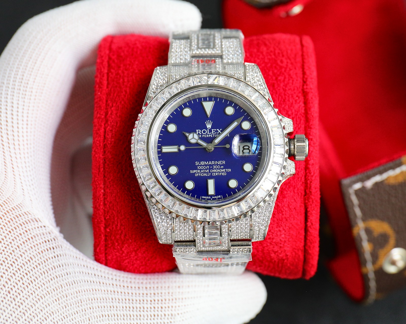 ??AMG ONE Factory??
The Rolex bespoke special edition, which is extremely luxurious, AMG perfectly recreates the most expensive Rolex Starry sky watch ever: the Submariner set with diamonds! The entire watch is studded with Swarovski diamonds, showcasing 