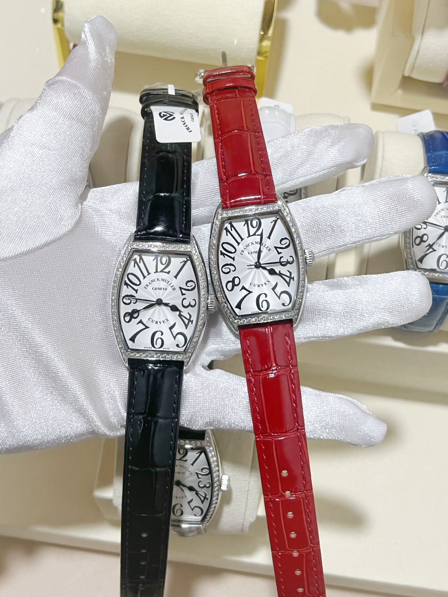 300/320
Here we come ~ to make the most substantial quality with the most beautiful pattern
Real shot of the CINTREE CURVEX series 316L stainless steel case, CNC-polished case, full case PVP vacuum plating for longer color retention. The caseback is seaml