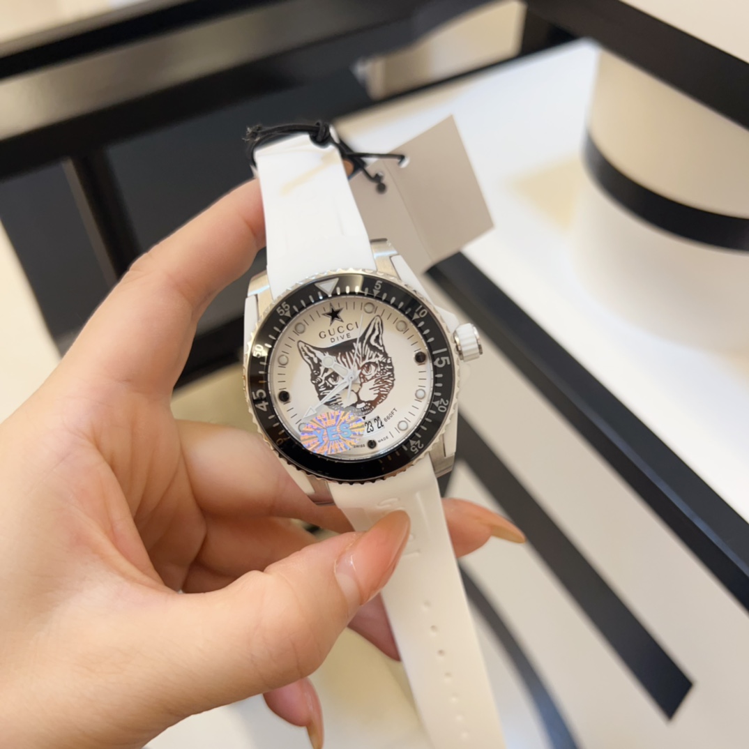 ??330/350?? GUCCI DIVE collection watch. Neutral casual style, unleashes sporty passion and coolness, combined with exquisite craftsmanship, lighting up modern fashion and capturing brilliant moments. The collection features a casual raised logo rubber st