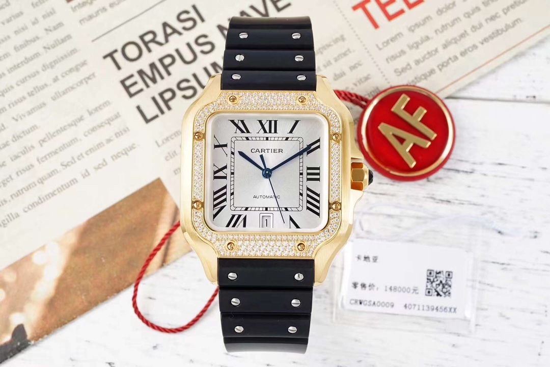 AF Cartier Santos Mechanical Large series
Movement: 9015 Automatic mechanical
Diameter: 39.8*47.5
Dial: Sunlight-patterned white dial, sword-shaped blue steel hands, Roman numeral hour markers
Crystal: Scratch-resistant sapphire crystal glass
Crown: Stain
