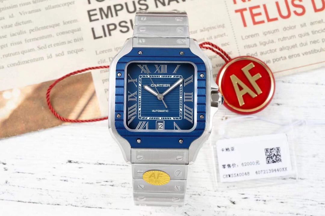 AF Cartier Santos Mechanical Large series
Movement: 9015 Automatic mechanical
Diameter: 39.8*47.5
Dial: Sunlight-patterned white dial, sword-shaped blue steel hands, Roman numeral hour markers
Crystal: Scratch-resistant sapphire crystal glass
Crown: Stain