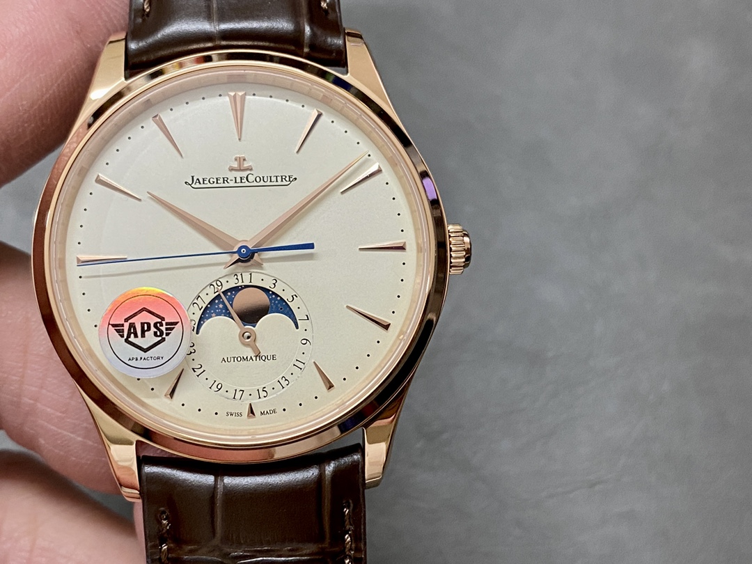 APS upgraded Jaeger-lecoultre Moon Phase Master
The new Moon phase features an integrated cal.925 movement, which has been improved over a long period of time to enhance stability. The new Moon Phase Master differs from the old version in that the moon ph