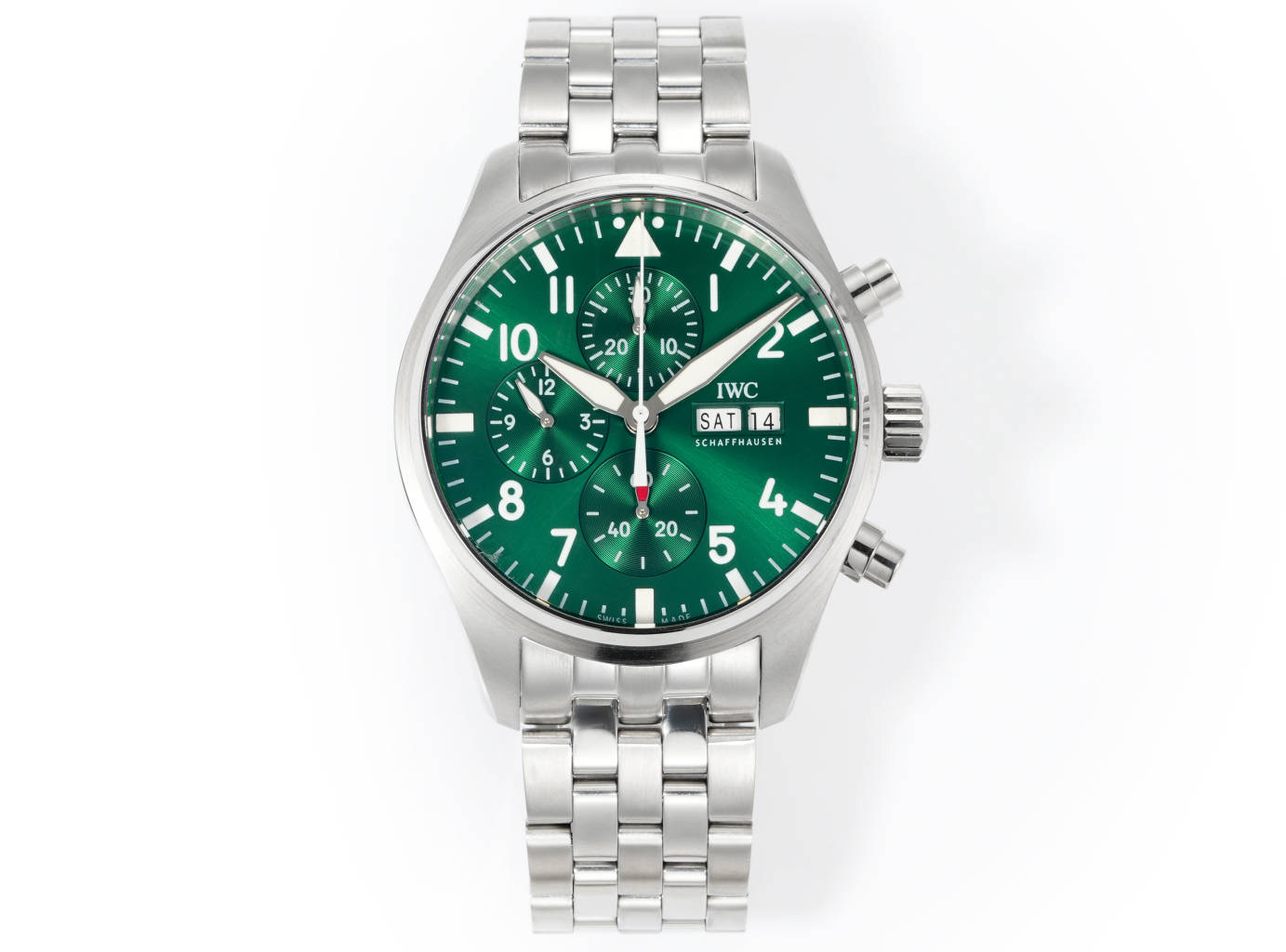 ??TW New!! IWC Pilot Collection IW378003.
1. The watch is made of rose high-tech gold plating, with mature workmanship, clear and three-dimensional lines, harmonious color matching and very versatile.
2. Compared with the previous pilot, the new timepiece