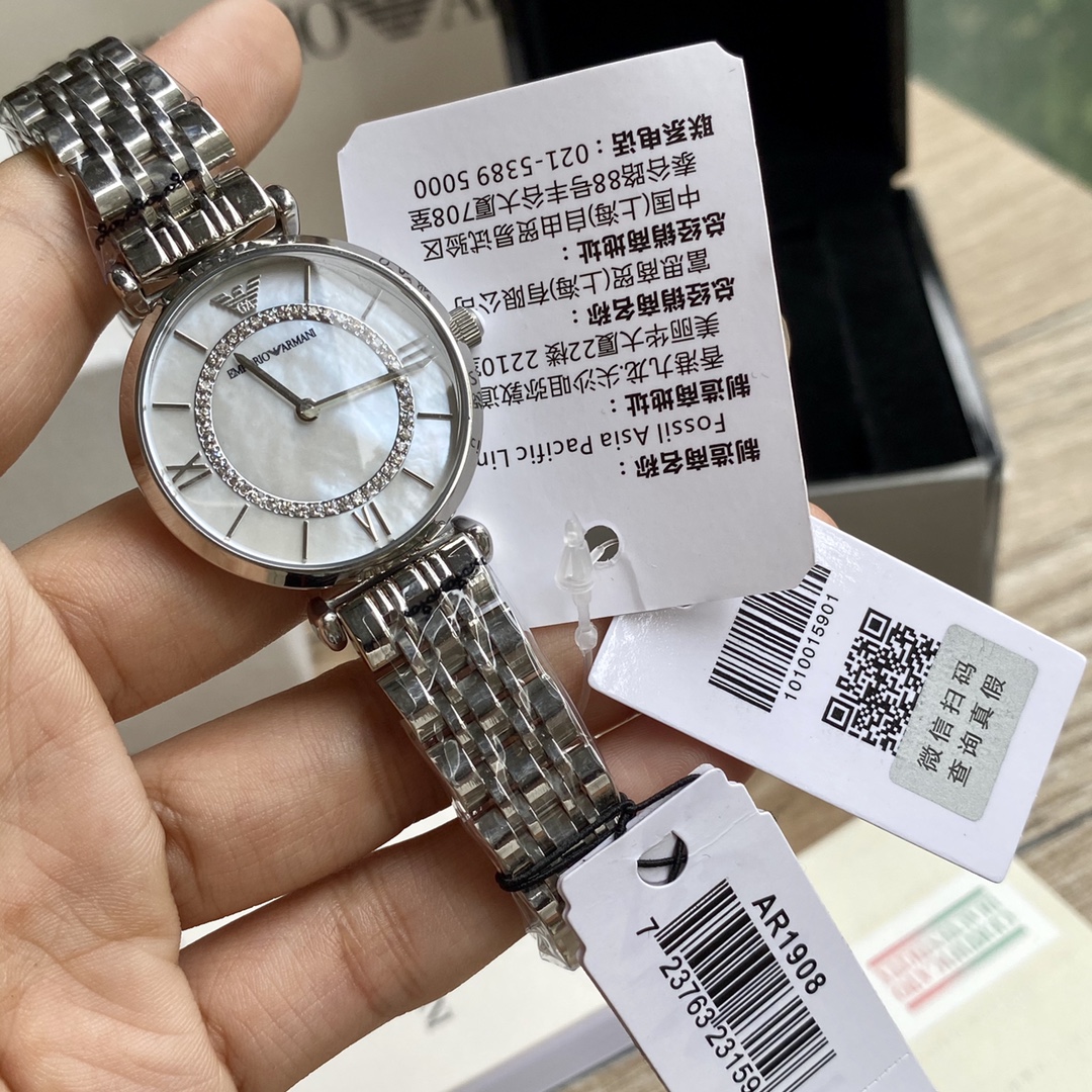 Armani Armani! Classic bestsellers! Dial diameter 32mm 316 stainless steel strap. Armani starry sky diamonds, imported Swarovski crystal diamonds, mineral glass mirror, butterfly double snap, water-resistant to 30 meters for daily use.