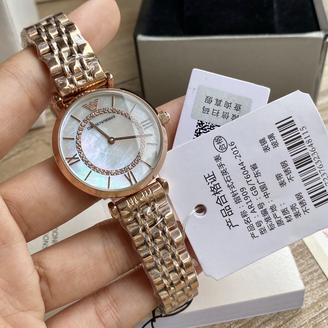 Armani Armani! Classic bestsellers! Dial diameter 32mm 316 stainless steel strap. Armani starry sky diamonds, imported Swarovski crystal diamonds, mineral glass mirror, butterfly double snap, water-resistant to 30 meters for daily use.