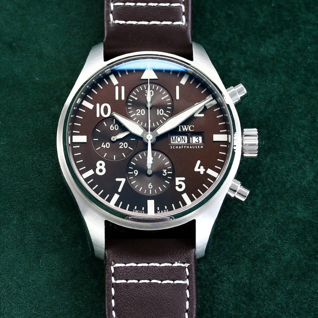 ??TW NEW product ??IWC Pilot collection IW378003.
1. The watch is made of rose gold high-tech gold plating, with mature workmanship, clear and three-dimensional lines, harmonious color matching and very versatile.
2. Compared with the previous pilot, the 