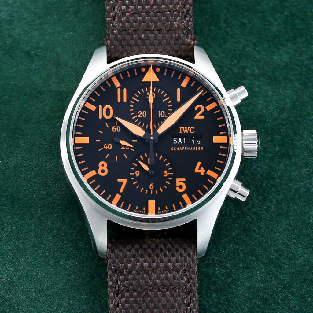 ??TW NEW product ??IWC Pilot collection IW378003.
1. The watch is made of rose gold high-tech gold plating, with mature workmanship, clear and three-dimensional lines, harmonious color matching and very versatile.
2. Compared with the previous pilot, the 