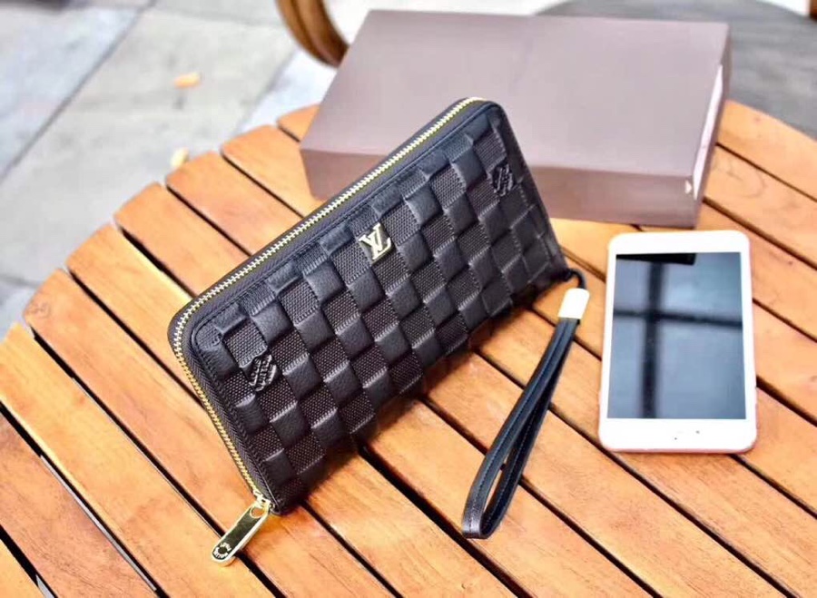 200 Original single. With box. Large size: 6666LV imported leather (tail single drop leather embossed with classic checkered pattern). LV. Louis Vuitton - Exquisitely crafted, using 100% imported tail single drop leather, with a strong texture and excelle