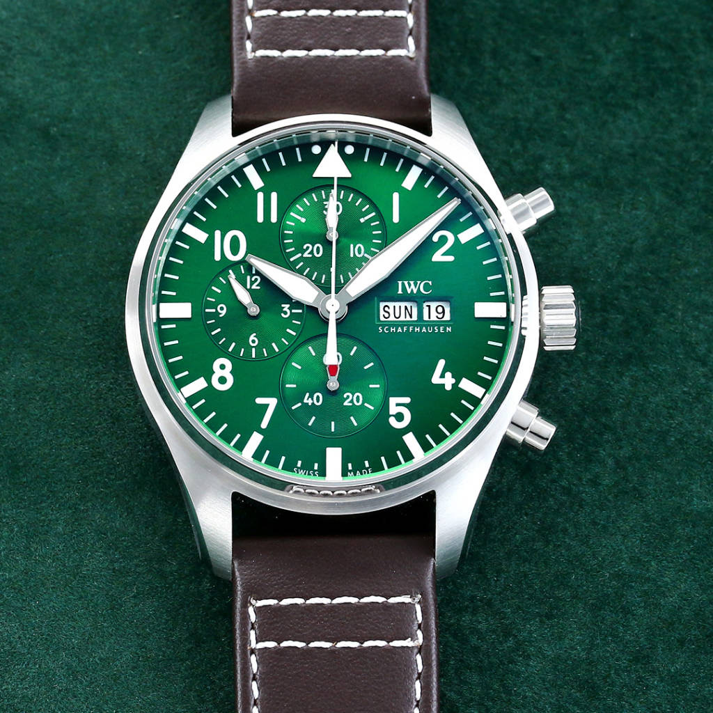 ??TW NEW product ??IWC Pilot collection IW378003.
1. The watch is made of rose gold high-tech gold plating, with mature workmanship, clear and three-dimensional lines, harmonious color matching and very versatile.
2. Compared with the previous pilot, the 