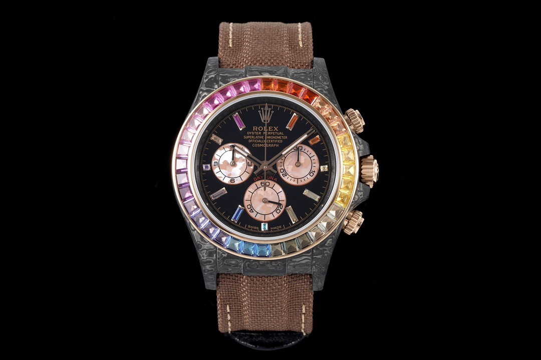 DiW has created the new Rolex Daytona custom "Rainbow Sunray" with a rainbow bezel inspired by the sun, the entire watch emits a warm golden glow, looking both dazzling and warm. For the dial design, the outer scale ring is beige, while the inner side of 