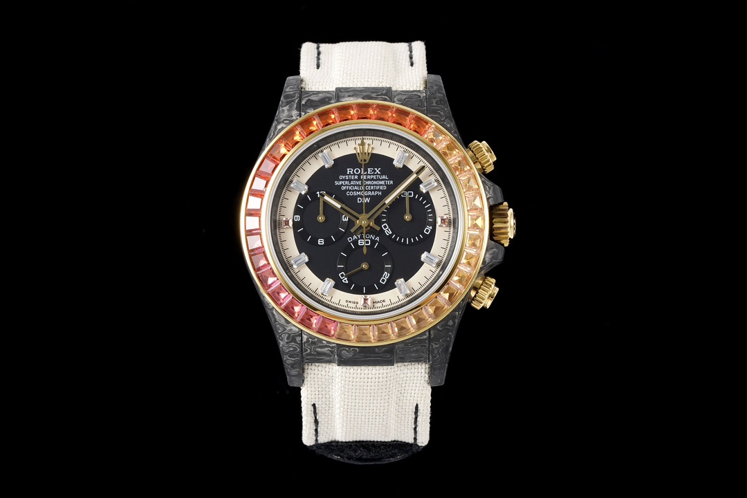 DiW has created the new Rolex Daytona custom "Rainbow Sunray" with a rainbow bezel inspired by the sun, the entire watch emits a warm golden glow, looking both dazzling and warm. For the dial design, the outer scale ring is beige, while the inner side of 
