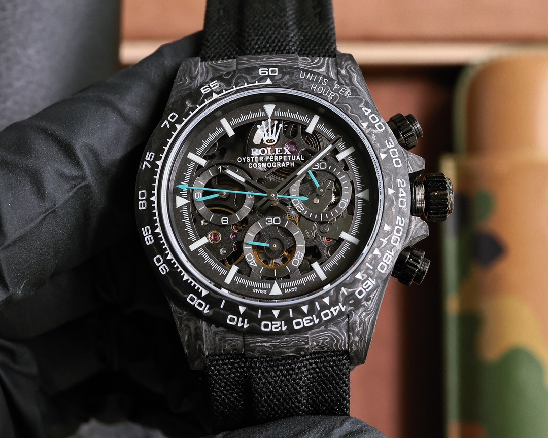 Diw High-end Refit 4130 Hollowed-out Carbon Fiber Daytona (glow-in-the-dark Case Custom Edition)!!
The lightest Daytona that showcases the racetrack genes to date, with the entire case, including the back cover, made of high-composite carbon fiber and lum