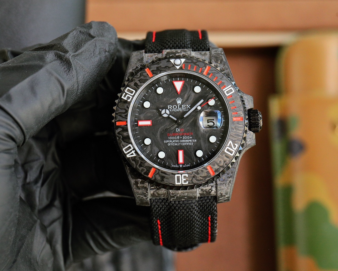 Diw custom new style
1. Interchangeable original 3135 movement, the best replacement for original modification;
2. A genuine carbon fiber case with a stunning color. Moreover, carbon fiber has the characteristics of being wear-resistant, scratch-resistant