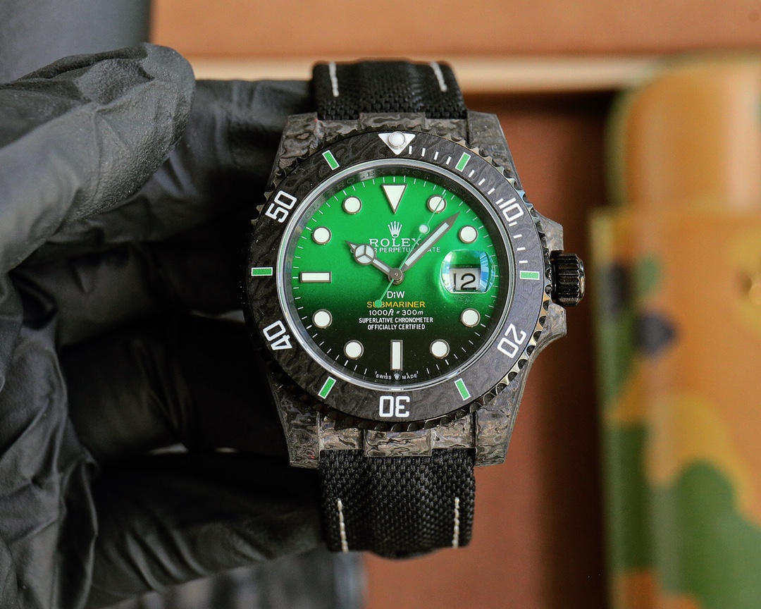 Diw custom new style
1. Interchangeable original 3135 movement, the best replacement for original modification;
2. A genuine carbon fiber case with a stunning color. Moreover, carbon fiber has the characteristics of being wear-resistant, scratch-resistant