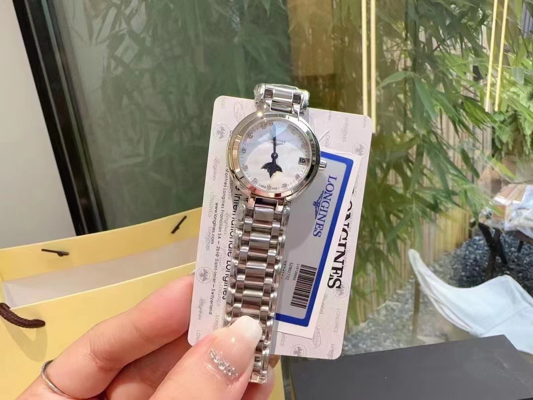 220 (Full package with pictures ?30)

[True Moon Phase] Longines Heart Moon Collection Moon Phase Ladies watch, with exclusive custom True Moon phase (rotate once a month ? ? Genuine consistent imported quartz movement, stainless steel round case, 30.5mm 