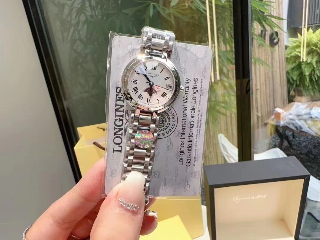 220 (Full package with pictures ?30)

[True Moon Phase] Longines Heart Moon Collection Moon Phase Ladies watch, with exclusive custom True Moon phase (rotate once a month ? ? Genuine consistent imported quartz movement, stainless steel round case, 30.5mm 