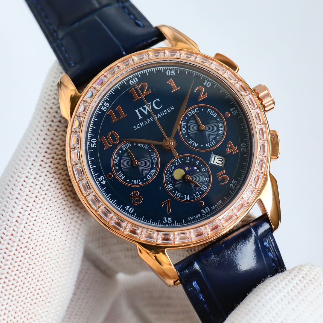 TW PRODUCED White case 1500 Gold case 1550 diamonds ?50
TW Factory high appearance level new product: IWC~ IWC ???RP6 six-hand multi-functional high hand-engraved watch - stunning debut, presenting you with a different style.

IWC~ IWC Complex Function Se